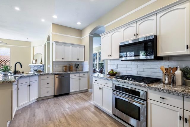 2735 Swift Avenue, Clovis, CA 93611