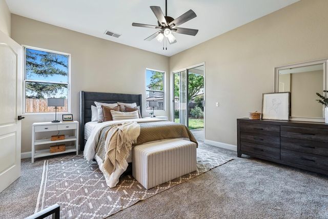 2735 Swift Avenue, Clovis, CA 93611