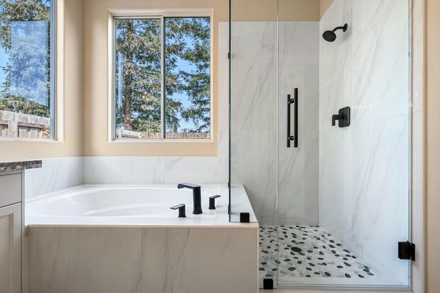 2735 Swift Avenue, Clovis, CA 93611