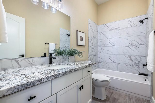 2735 Swift Avenue, Clovis, CA 93611