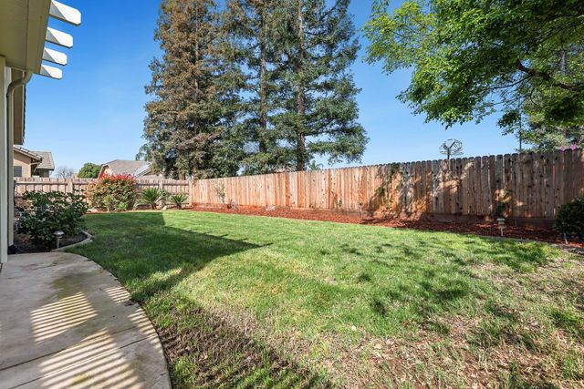 2735 Swift Avenue, Clovis, CA 93611