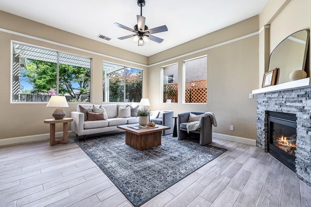 2735 Swift Avenue, Clovis, CA 93611