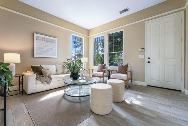 2735 Swift Avenue, Clovis, CA 93611