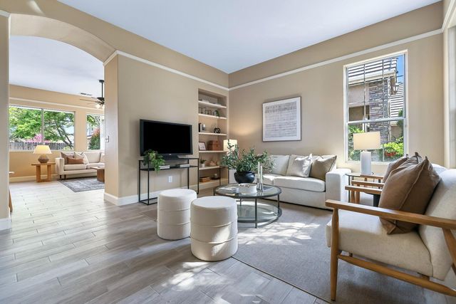 2735 Swift Avenue, Clovis, CA 93611