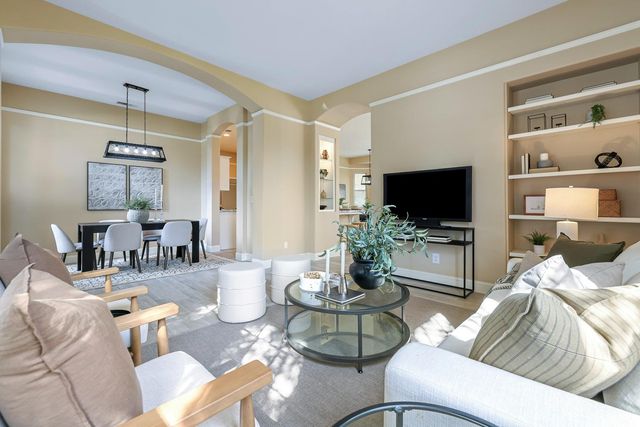 2735 Swift Avenue, Clovis, CA 93611