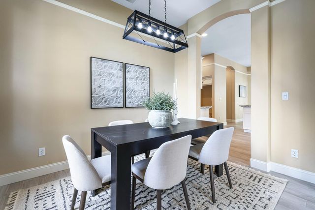 2735 Swift Avenue, Clovis, CA 93611