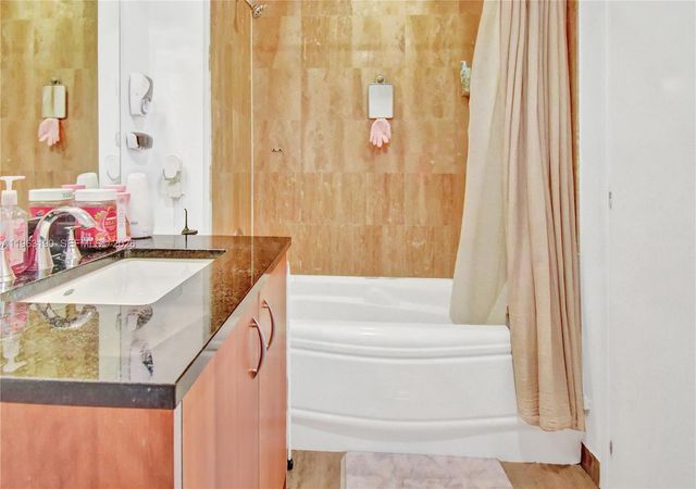 300 S Biscayne Blvd T-1405, Miami, FL 33131