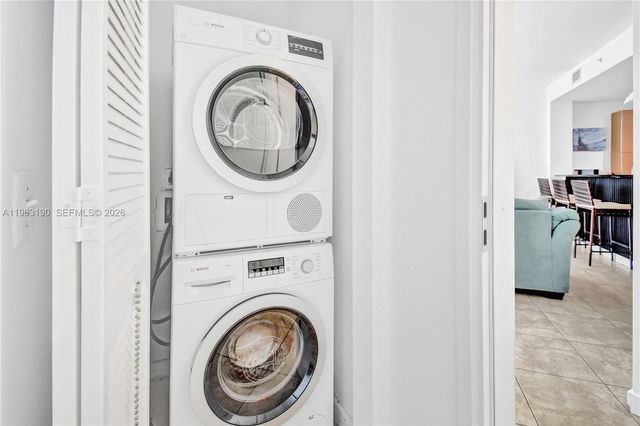 300 S Biscayne Blvd T-1405, Miami, FL 33131