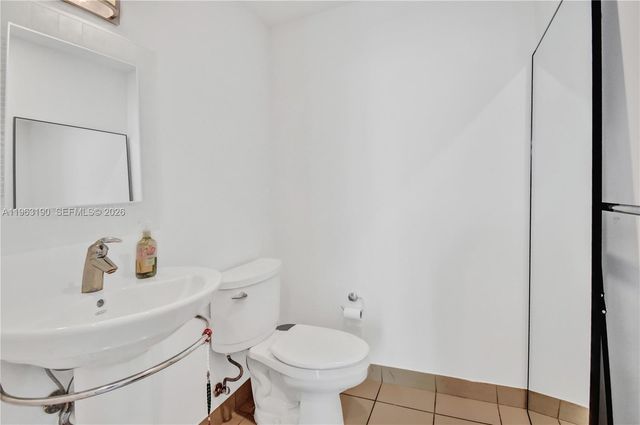 300 S Biscayne Blvd T-1405, Miami, FL 33131