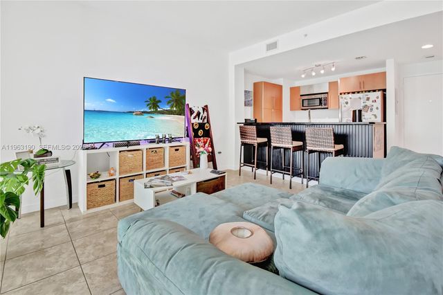 300 S Biscayne Blvd T-1405, Miami, FL 33131