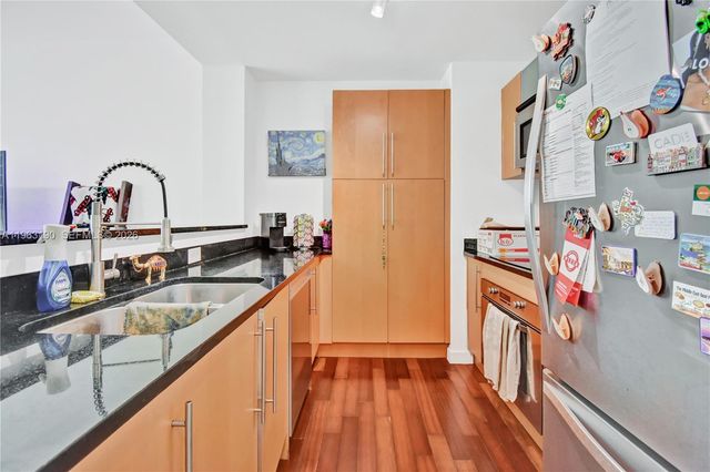 300 S Biscayne Blvd T-1405, Miami, FL 33131