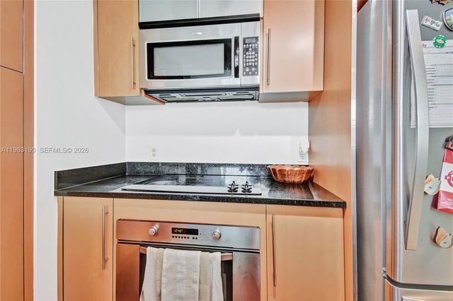 300 S Biscayne Blvd T-1405, Miami, FL 33131