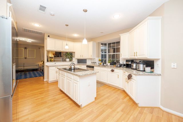 2106 Hunter Place Lane, Arlington, TX 76006