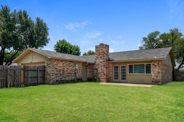1316 Royal Oak Drive, Desoto, TX 75115