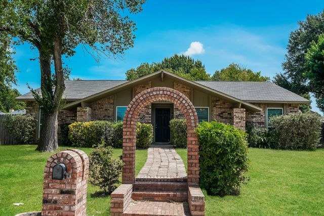 1316 Royal Oak Drive, Desoto, TX 75115