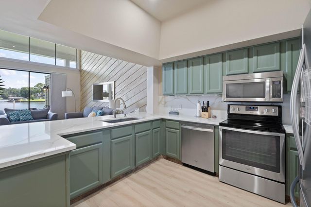 68 April Point S Unit E68 Drive S, Conroe, TX 77356