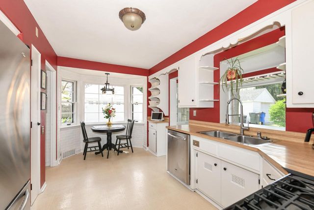 5242 Bay Ridge AVENUE, Whitefish Bay, WI 53217