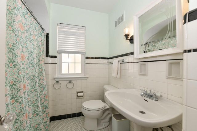 5242 Bay Ridge AVENUE, Whitefish Bay, WI 53217