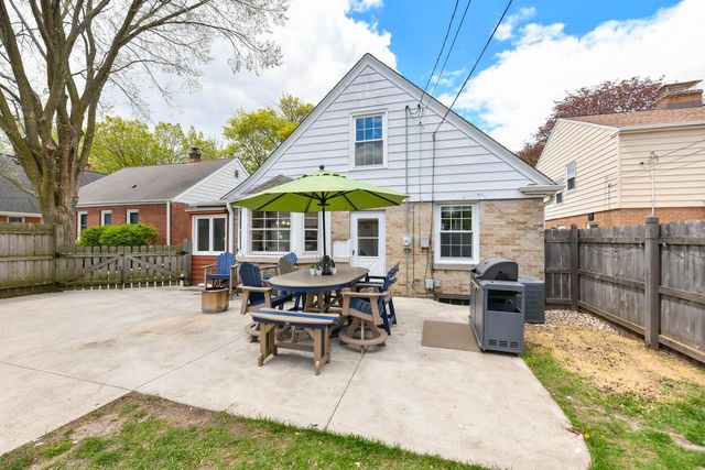 5242 Bay Ridge AVENUE, Whitefish Bay, WI 53217