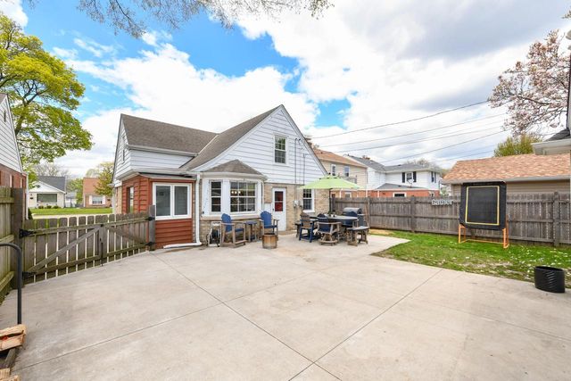 5242 Bay Ridge AVENUE, Whitefish Bay, WI 53217