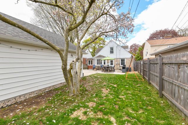 5242 Bay Ridge AVENUE, Whitefish Bay, WI 53217
