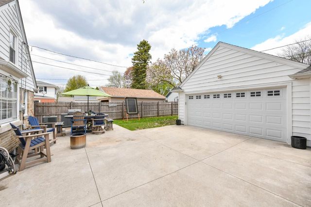 5242 Bay Ridge AVENUE, Whitefish Bay, WI 53217