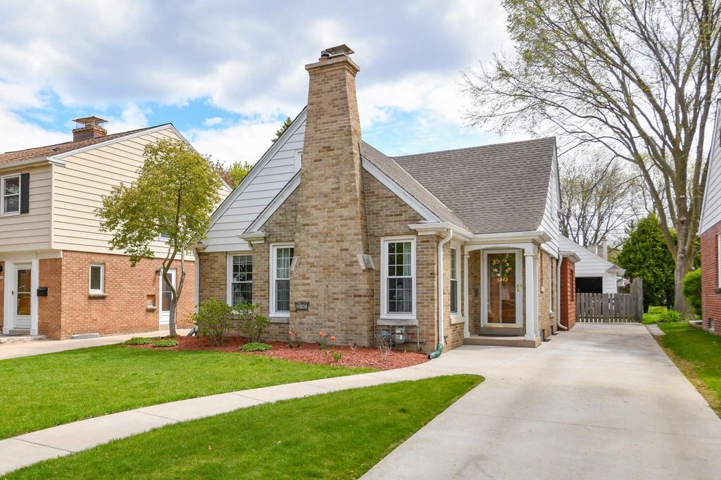 5242 Bay Ridge AVENUE, Whitefish Bay, WI 53217