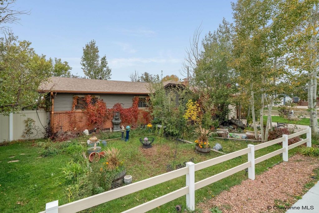 723 NEW BEDFORD DR, Cheyenne, WY 82009