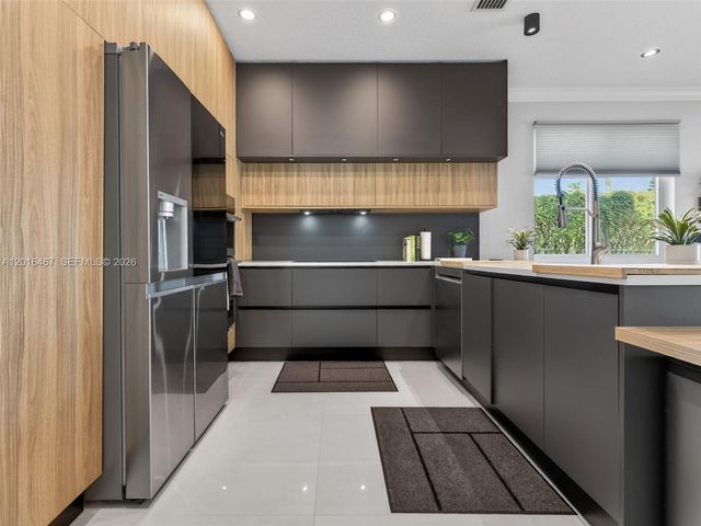 250 Conservation Dr, Weston, FL 33327
