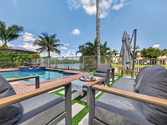 250 Conservation Dr, Weston, FL 33327