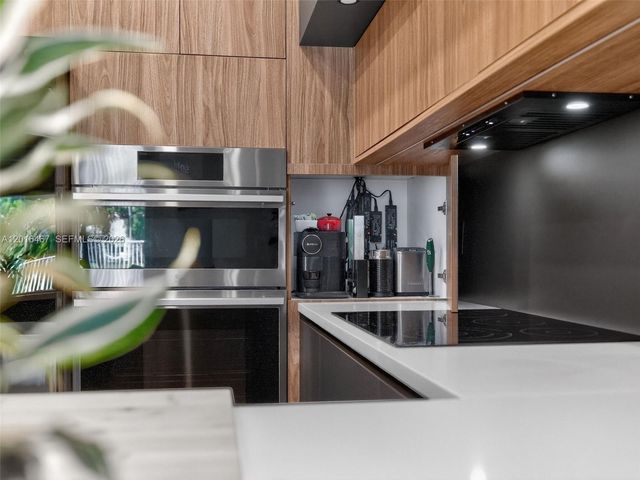 250 Conservation Dr, Weston, FL 33327