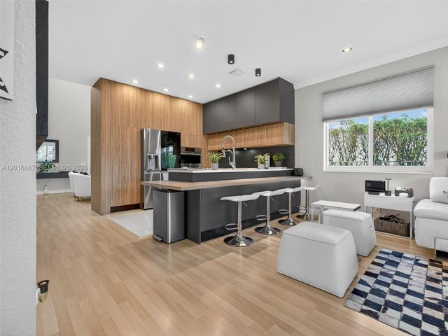 250 Conservation Dr, Weston, FL 33327