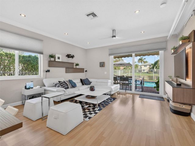 250 Conservation Dr, Weston, FL 33327