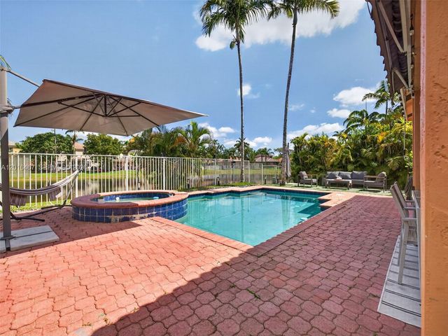 250 Conservation Dr, Weston, FL 33327
