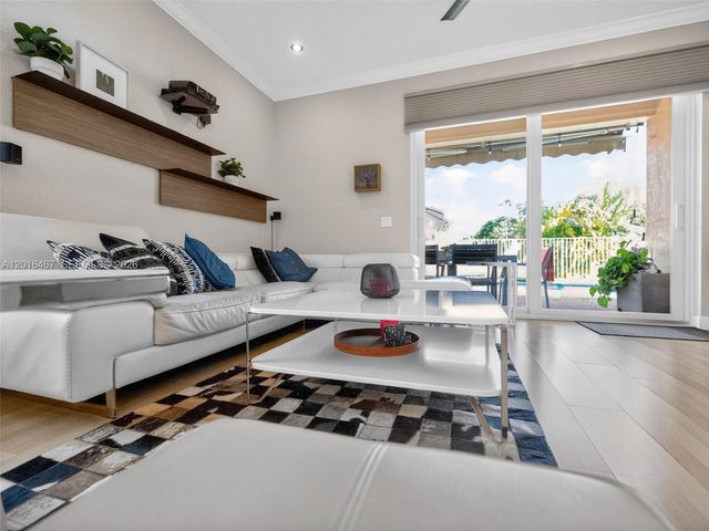 250 Conservation Dr, Weston, FL 33327