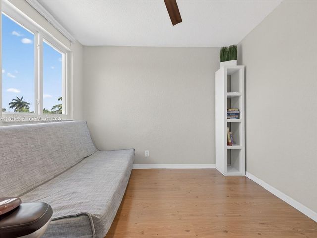 250 Conservation Dr, Weston, FL 33327