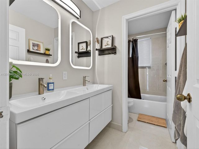 250 Conservation Dr, Weston, FL 33327