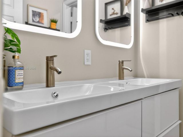 250 Conservation Dr, Weston, FL 33327