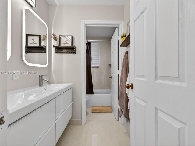 250 Conservation Dr, Weston, FL 33327