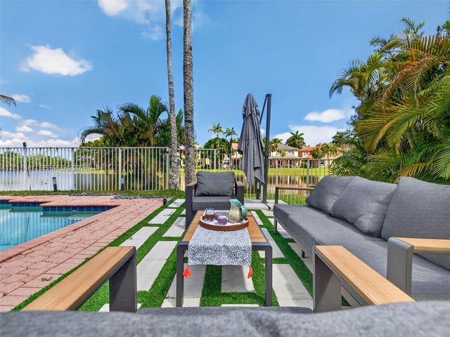 250 Conservation Dr, Weston, FL 33327