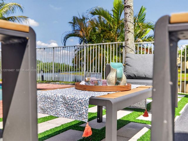 250 Conservation Dr, Weston, FL 33327