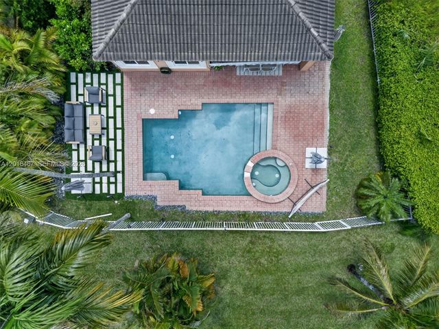 250 Conservation Dr, Weston, FL 33327