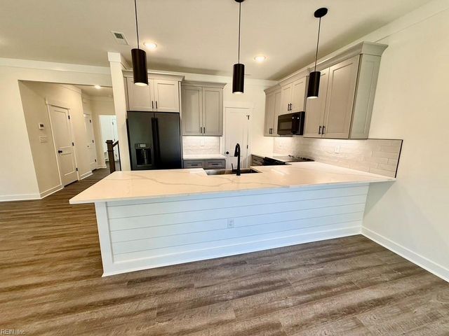 711 Flatrock LN, Chesapeake, VA 23320