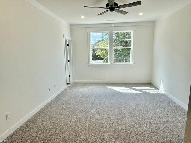 711 Flatrock LN, Chesapeake, VA 23320