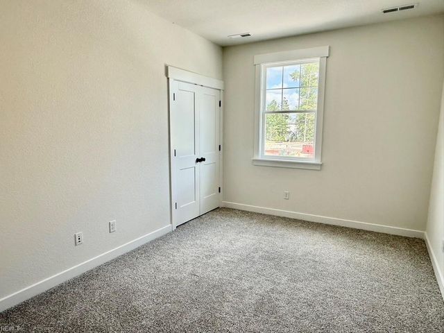 711 Flatrock LN, Chesapeake, VA 23320