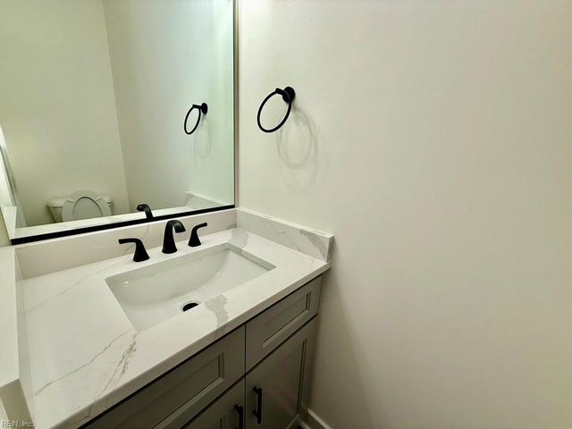 711 Flatrock LN, Chesapeake, VA 23320