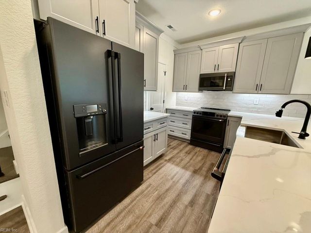 711 Flatrock LN, Chesapeake, VA 23320