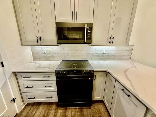 711 Flatrock LN, Chesapeake, VA 23320