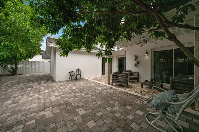 15642 SW 59th St, Miami, FL 33193