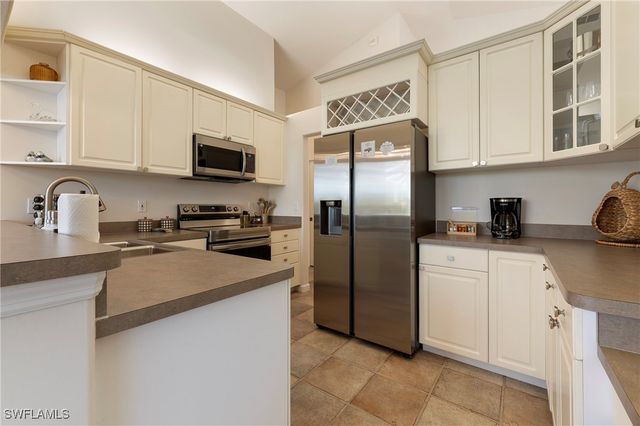 1526 Vintage LN, Naples, FL 34104